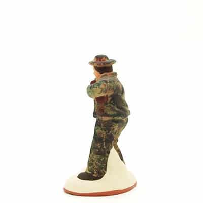 Santon gouache chasseur en action profil du dos