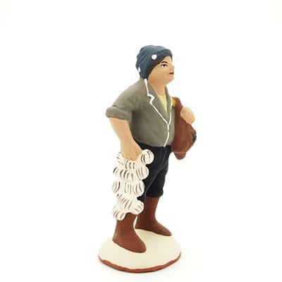 santon de provence peint à la main homme à la poule et à l'ail profil