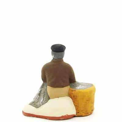 santon de provence peint à la main pecheur assis au filet dos