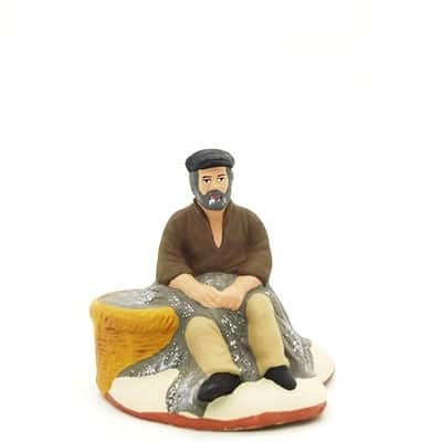 santon de provence peint à la main pecheur assis au filet