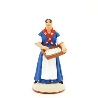 Femme aux calissons d'Aix santon de provence peint à la main