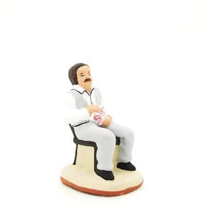 santon de provence peint à la main joueur de carte moustachu avec gilet profil