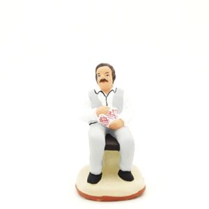 santon de provence peint à la main joueur de carte moustachu avec gilet