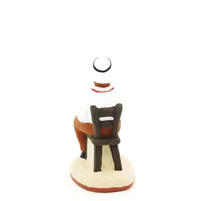 santon de provence peint à la main joueur de carte chapeau sur la tête dos