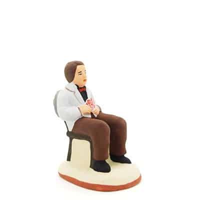 santon de provence peint à la main joueur de carte chapeau sur chaise profil