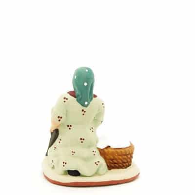santon peint à la main femme au linge dos
