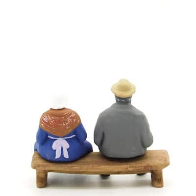 santon de provence peint à la main vieux sur le banc dos