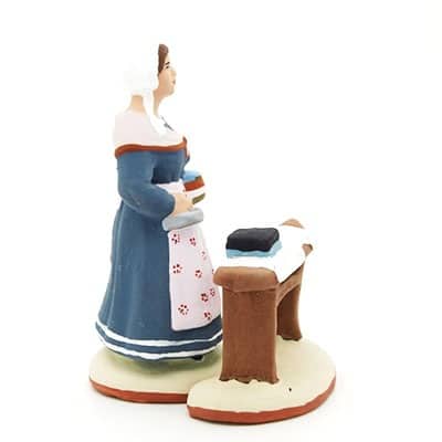 santon de provence repasseuse peint à la main profil