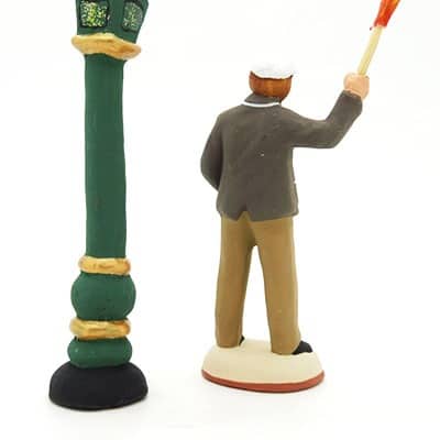 santon de provence peint à la main allumeur de réverbère dos