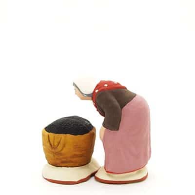 santon de provence ramasseuse d'olives et son sac peint à la main profil