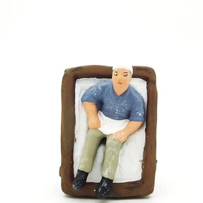 santon de provence peint à la main boulanger endormi dans le pétrin haut