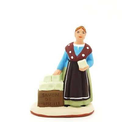 santon peint à la main la femme aux savons