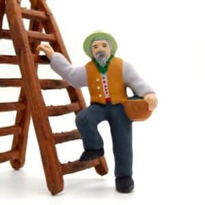 santon de provence peint à la main ramasseur d'olives avec echelle