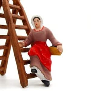 santon de provence peint à la main ramasseuse olives echelle