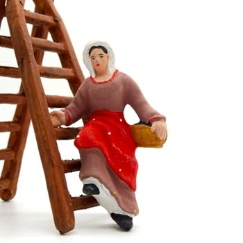 santon de provence peint à la main ramasseuse olives echelle