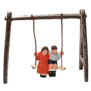 Couple d'enfant sur la balançoire